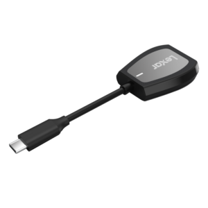 Musta Lexar LRW470U Cardreader SD & microSD UHS-II (USB-C) -muistikortinlukija lyhyellä kaapelilla ja USB-C-liittimellä, kuvassa valkoisella pohjalla.
