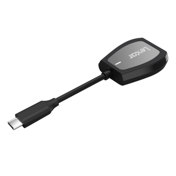 Musta Lexar LRW470U Cardreader SD & microSD UHS-II (USB-C) -muistikortinlukija lyhyellä kaapelilla ja USB-C-liittimellä, kuvassa valkoisella pohjalla.
