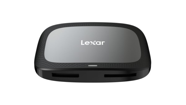 Lexar Cardreader LRW530U CFexpress Type A / SD UHS-II USB 3.2 -muistitikulla on musta ja harmaa muotoilu, jossa on useita korttipaikkoja edessä valkoista taustaa vasten.