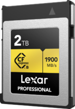 Lexar CFexpress Pro Gold R1900/W1500 2TB -muistikortti tarjoaa 2TB:n kapasiteetin ja 1900 MB/s lukunopeuden, ja siinä on hopeinen ja keltainen etiketti.