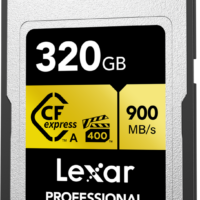 Kuvassa on Lexar CFexpress Pro Gold R900/W800 - VPG400 Type-A 320GB -muistikortti lähikuvassa, jossa korostuu sen 320GB:n kapasiteetti ja musta, hopeinen ja keltainen etiketti.