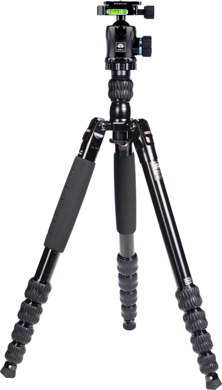 Sirui Traveler Tripod Kit T-1005+E-10 -statiivisarjassa on musta muotoilu, vaahtomuovikahvat kahdessa jalassa, kierrelukot kaikkien jalkojen säätöön ja pallopään tasauskupla, kuvassa pystyasennossa tavallista taustaa vasten.