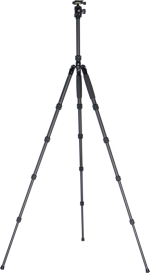 Sirui Traveler Carbon Tripod Kit T-1205+E-10, jossa on säädettävät jalat ja kuulapääkiinnitys, seisoo täysin ulosvedettynä kolmella jalalla vaaleanharmaalla pohjalla.