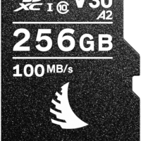 800q-02_123932 ANGELBIRD microSD AV PRO (V30) 256GB on musta microSDXC-kortti, jossa on valkoinen teksti, 256GB kapasiteetti, 100MB/s nopeus, U3-, V30- ja A2-suorituskykyluokkien kuvakkeet sekä purjeen muotoinen logo.