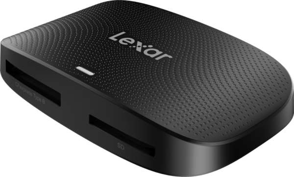 Musta Lexar Cardreader CFExpress Type B/SD UHS-II USB 3.2 Gen2 -muistikortinlukija, jossa on kuvioitu pinta, jossa näkyy SD- ja CFexpress Type B -paikat vinossa valkoisella pohjalla.