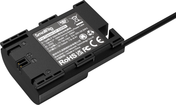 SmallRig 4252 D-Tap to LP-E6NH Dummy Battery Power Cable on musta sovitin Canon LP-E6NH:lle, jossa on tekniset tiedot, sertifiointilogot ja oikealla puolella kiinnitetty virtajohto.