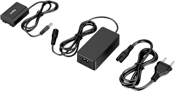 800q-02_124828 SmallRig 4269 Dummy Battery with Power Adapter (EU) NP-FZ100 sisältää mustan, kaapelilla varustetun dummy-akun, suorakulmaisen verkkovirtasovittimen ja kaksipinnisen virtajohdon, jotka kaikki näkyvät vaalealla pohjalla.