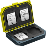 ANGELBIRD MEDIA TANK CFexpress (tyyppi B), keltainen ja musta, mahtuu turvallisesti kaksi CFexpress-korttia, joissa on merkinnät 4TB ja 1,32TB, sekä 512GB-kortti alla vaahtomuovipaikoissa. Kunkin kortin siirtonopeus on 1785 MB/s.