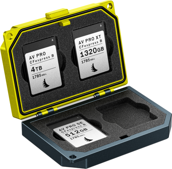 ANGELBIRD MEDIA TANK CFexpress (tyyppi B), keltainen ja musta, mahtuu turvallisesti kaksi CFexpress-korttia, joissa on merkinnät 4TB ja 1,32TB, sekä 512GB-kortti alla vaahtomuovipaikoissa. Kunkin kortin siirtonopeus on 1785 MB/s.