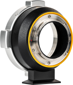 NiSi Cine Lens Mount Adapter Athena PL-E -objektiivisovittimessa on musta ja hopeinen runko, keltainen aksenttirengas ja neliskulmainen kiinnitysalusta, joka on suunniteltu erilaisten kameran objektiivien liittämiseen kamerarunkoihin.