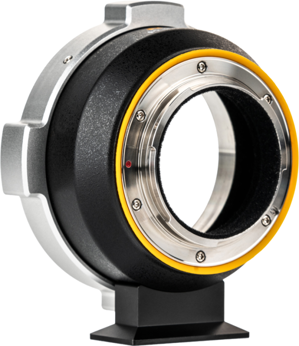 NiSi Cine Lens Mount Adapter Athena PL-E -objektiivisovittimessa on musta ja hopeinen runko, keltainen aksenttirengas ja neliskulmainen kiinnitysalusta, joka on suunniteltu erilaisten kameran objektiivien liittämiseen kamerarunkoihin.