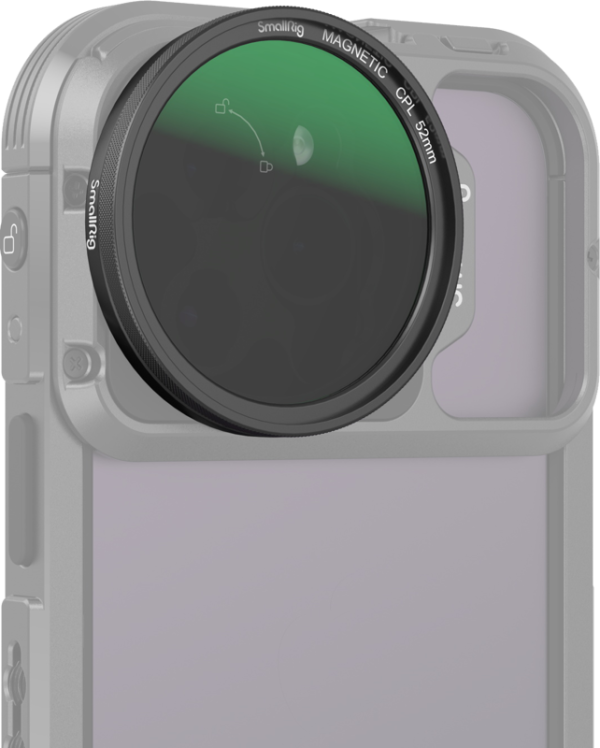 Lähikuva älypuhelimesta, jonka takakameraan on kiinnitetty SmallRig 4388 MagEase Magnetic CPL Filter Kit (52 mm) ja M-mount-sovitin, jossa korostuu harmaa puhelinkotelo ja magneettisen linssisuodattimen tarkennus.