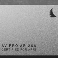 Lähikuva ANGELBIRD ARRI AV PRO AR CFast 2.0 256 Gt:n muistikortista, joka on hopeanvärinen ja jossa on mustat reunat, teksti "AV PRO AR 256 CERTIFIED FOR ARRI" ja pieni musta logo oikeassa yläkulmassa.