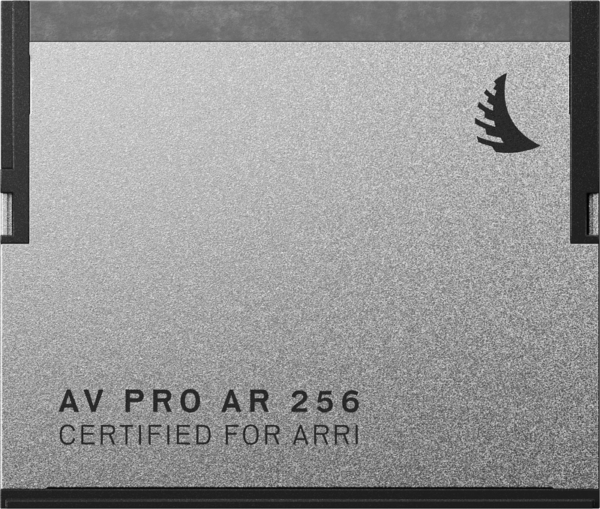 Lähikuva ANGELBIRD ARRI AV PRO AR CFast 2.0 256 Gt:n muistikortista, joka on hopeanvärinen ja jossa on mustat reunat, teksti "AV PRO AR 256 CERTIFIED FOR ARRI" ja pieni musta logo oikeassa yläkulmassa.