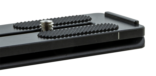 Lähikuva Sirui Quick Release Plate PH-180 -pikalevystä, jossa on musta metallirunko, jossa on kuvioitu tartuntapinta ja hopeinen keskiruuvi kameran kiinnittämiseksi tukevasti jalustaan.