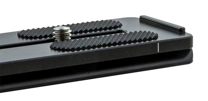 Lähikuva Sirui Quick Release Plate PH-180 -pikalevystä, jossa on musta metallirunko, jossa on kuvioitu tartuntapinta ja hopeinen keskiruuvi kameran kiinnittämiseksi tukevasti jalustaan.