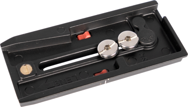 Sirui Quick Release Plate VP-SH15 -pikalevy on musta metallilevy, jossa on kaksi hopeaa kiinnitysruuvia, kultainen tappi, punainen lukitusmekanismi ja kaiverrettu linssin suuntausmerkintä.