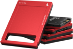 Kuvassa on pino ANGELBIRD AV PRO MK3 1TB SSD-levyjä, joista yksi on pystyssä edessä korostaen sen metallista viimeistelyä ja tuotemerkkiä.