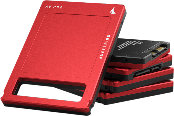 Kuvassa on pino ANGELBIRD AV PRO MK3 1TB SSD-levyjä, joista yksi on pystyssä edessä korostaen sen metallista viimeistelyä ja tuotemerkkiä.