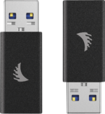 800q-03_117734 Kahdessa ANGELBIRDin mustassa USB-A-C-sovittimessa on kaareva harmaa logo; toisessa on korkki ja toisessa korkki irti, jolloin metallinen liitin on näkyvissä.