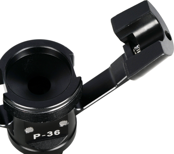 Lähikuva Sirui P-36 Adapter for Monopod/feet mustasta metallista, jossa näkyy sen sylinterinmuotoinen aukko ja saranoitu osa ylhäällä oikealla.
