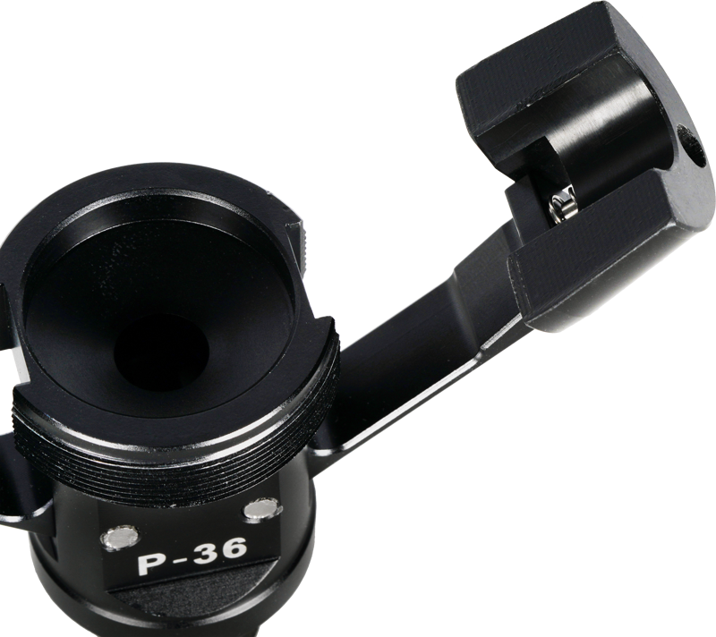 Lähikuva Sirui P-36 Adapter for Monopod/feet mustasta metallista, jossa näkyy sen sylinterinmuotoinen aukko ja saranoitu osa ylhäällä oikealla.
