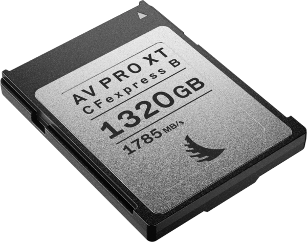 800q-03_118940 ANGELBIRD AV PRO CFexpress XT MK2 Type B 1320 Gt:n mustan ja hopeanvärinen muistikortti, jonka nopeus on 1785 MB/s, näkyy valkoisella pohjalla.
