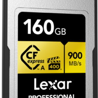 Lähikuvassa näkyy Lexar CFexpress Pro Gold R900/W800 VPG400 Type-A 160 Gt:n muistikortti, jossa on hopeanmusta muotoilu keltaisilla korostuksilla ja nopeus 900 Mt/s.