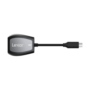 Lexar LRW470U Cardreader SD & microSD UHS-II (USB-C) -muistikortinlukija sisältää USB-C-liittimen ja lyhyen mustan kaapelin vaaleanharmaalla pohjalla.