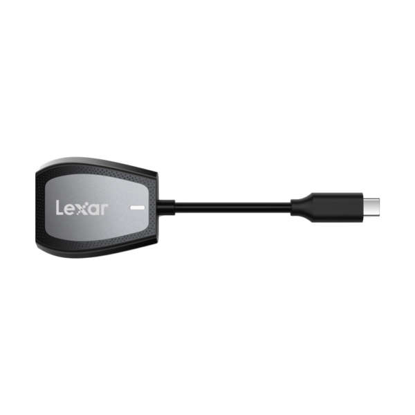 Lexar LRW470U Cardreader SD & microSD UHS-II (USB-C) -muistikortinlukija sisältää USB-C-liittimen ja lyhyen mustan kaapelin vaaleanharmaalla pohjalla.