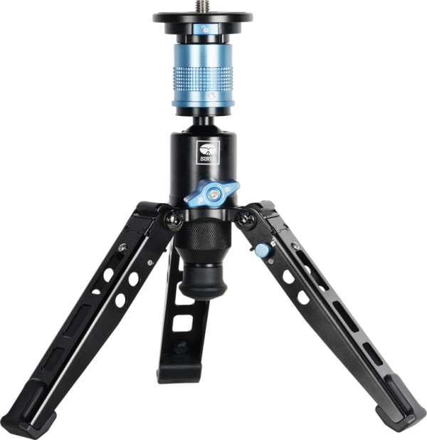 Sirui P-424FS Monopod, kuvassa vaalealla pohjalla, on kompakti mustansininen tuki, jossa on kolme kokoontaitettavaa jalkaa ja kuulapää, ihanteellinen kameroille tai muille kiinnityslaitteille.