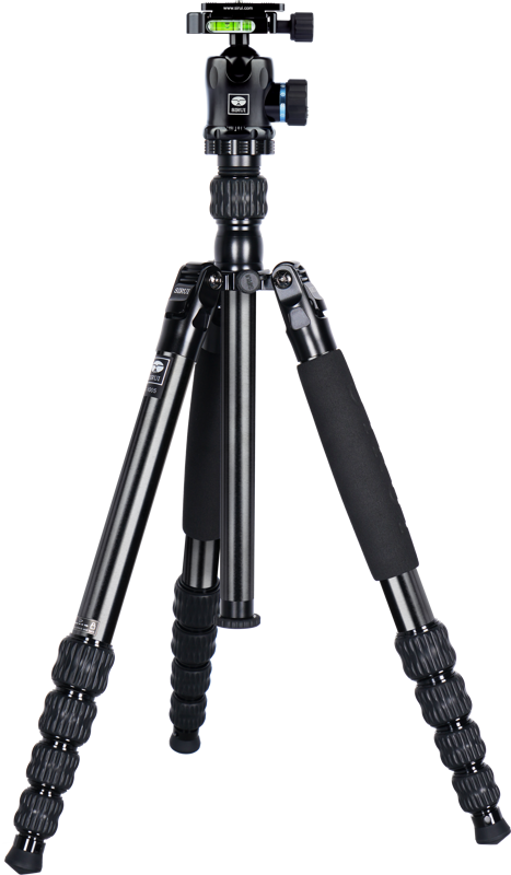 Sirui Traveler Tripod Kit T-1005+E-10 on musta, säädettävä kolmijalkainen jalusta, jossa on pehmustetut jalat, kierrelukitus, kolmijalkainen tuki, asennettu kuulapää ja sisäänrakennettu kuplavaa'an taso.