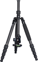 Sirui Traveler Carbon Tripod Kit T-1205+E-10, jossa on säädettävät jalat, vaahtomuovikahva ja kuulapääkiinnitys, on esitetty osittain ulosvedettynä vaaleanharmaalla pohjalla.