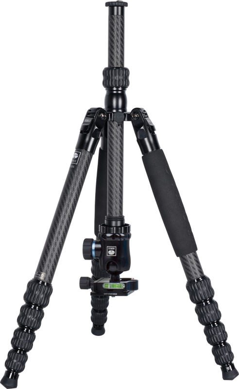 Sirui Traveler Carbon Tripod Kit T-1205+E-10, jossa on säädettävät jalat, vaahtomuovikahva ja kuulapääkiinnitys, on esitetty osittain ulosvedettynä vaaleanharmaalla pohjalla.
