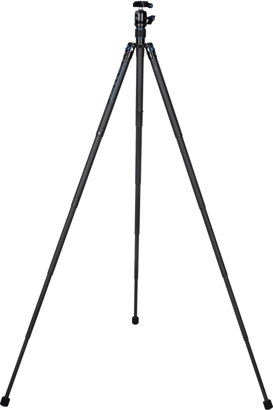 Sirui Traveler X-I Carbon Tripod Kit AT-125 + B00K seisoo korkeana ja pystyssä kolmella pidennetyllä mustalla jalalla ja kiinnitetyllä jalustapäällä valkoista taustaa vasten.