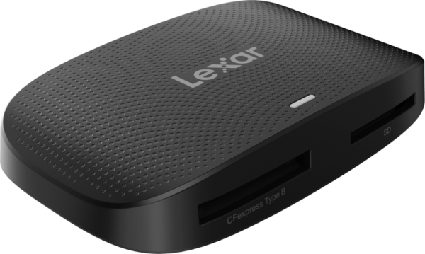 Lexar Cardreader CFExpress Type B/SD UHS-II USB 3.2 Gen2 Reader -muistikortinlukija on musta, ja siinä on kuvioitu pinta, kaksi korttipaikkaa, joiden kyljessä on merkintä CFexpress Type B ja SD, ja sen yläosaan on painettu Lexarin logo.