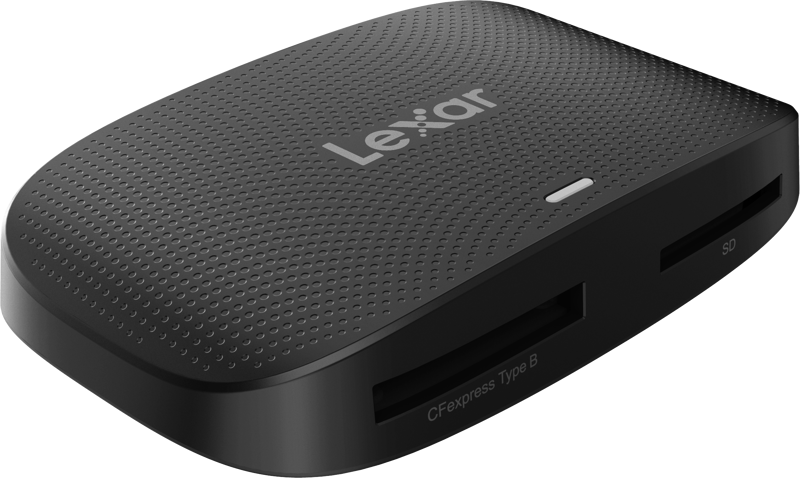 Lexar Cardreader CFExpress Type B/SD UHS-II USB 3.2 Gen2 Reader -muistikortinlukija on musta, ja siinä on kuvioitu pinta, kaksi korttipaikkaa, joiden kyljessä on merkintä CFexpress Type B ja SD, ja sen yläosaan on painettu Lexarin logo.
