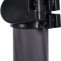 Lähikuva Sirui Light Stand DK-28 Carbon Fiber Air-Cushioned -jalasta, jossa on kaksi mustaa lukituskiinnikettä ja metallinen kiinnitysruuvi päällä, valkoista taustaa vasten.