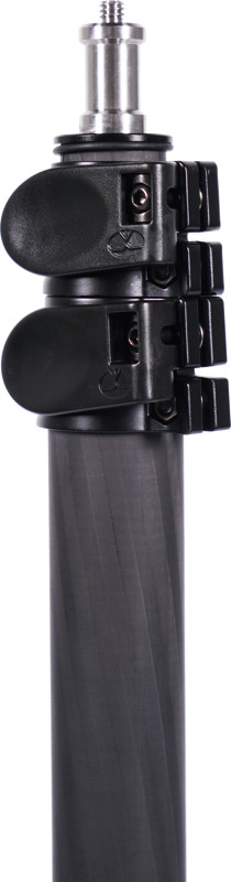 Lähikuva Sirui Light Stand DK-28 Carbon Fiber Air-Cushioned -jalasta, jossa on kaksi mustaa lukituskiinnikettä ja metallinen kiinnitysruuvi päällä, valkoista taustaa vasten.