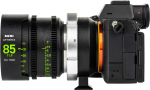 Ammattilaiskameran sivukuva, johon on kiinnitetty NiSi Cine Lens Mount Adapter Athena PL-E -objektiivisovitin, jossa tarkennus- ja aukkomerkinnät on korostettu vihreällä.