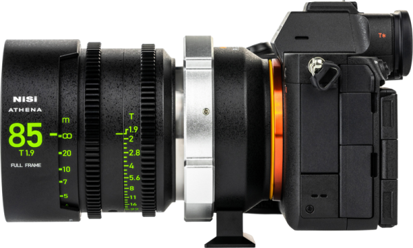 Ammattilaiskameran sivukuva, johon on kiinnitetty NiSi Cine Lens Mount Adapter Athena PL-E -objektiivisovitin, jossa tarkennus- ja aukkomerkinnät on korostettu vihreällä.