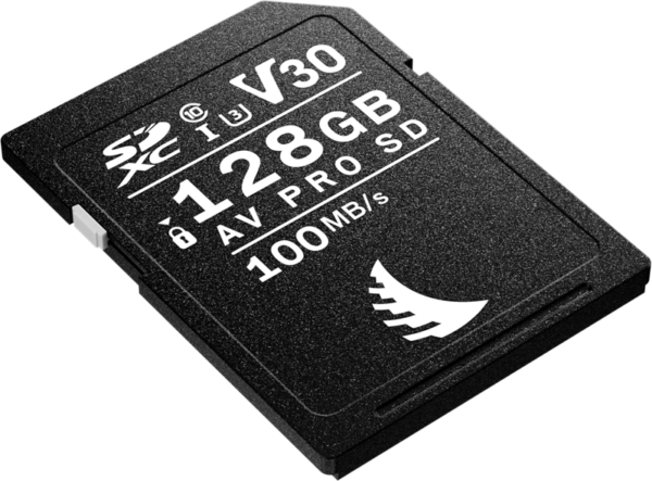 Musta ANGELBIRD SD AV PRO SDXC UHS-I R100/W92 (V30) 128 Gt:n muistikortti, jonka etupuolella on valkoista tekstiä ja symboleja, jotka kuvaavat tallennuskapasiteettia ja nopeutta.