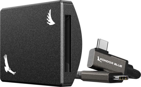 ANGELBIRD Kondor Blue CFexpress B -tallennusmoduuli on musta, suorakulmainen kortinlukija, jossa on lintulogo ja Kondor Blue -merkkinen punottu USB-C-kaapeli, jossa on magneettiliitin.