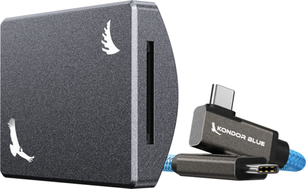 ANGELBIRD Kondor Blue SD Recording Module - Harmaa -muistikortinlukija, metallisen harmaa kortinlukija, jossa on lintulogot, näkyy punotun sinisen Kondor Blue USB-C -kaapelin vieressä, jossa on magneettiliitin.