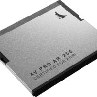ANGELBIRD ARRI AV PRO AR CFast 2.0 256GB -kortin lähikuvassa näkyy sen tyylikäs, suorakulmainen hopeinen muotoilu, jossa on minimalistinen logo oikeassa yläkulmassa ja selkeä "256GB CERTIFIED FOR ARRI" -merkintä metallisessa pinnassa.