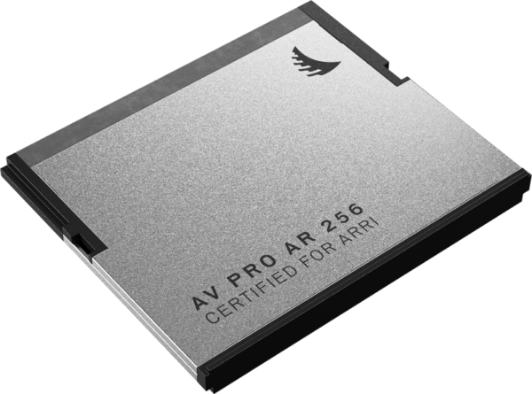 ANGELBIRD ARRI AV PRO AR CFast 2.0 256GB -kortin lähikuvassa näkyy sen tyylikäs, suorakulmainen hopeinen muotoilu, jossa on minimalistinen logo oikeassa yläkulmassa ja selkeä "256GB CERTIFIED FOR ARRI" -merkintä metallisessa pinnassa.