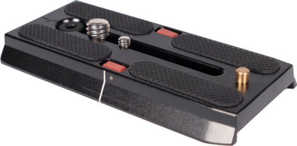 Sirui Quick Release Plate VP-SH15 -pikalevy on musta metallilevy, jossa on kuvioidut kumikahvat, useita ruuveja ja kaksi punaista painiketta, jotka on suunniteltu helpottamaan kameran kiinnittämistä jalustoihin.