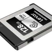 Lexar CFexpress Pro Silver Serie 128GB -muistikortti, jonka lukunopeus on 1750 MB/s ja kirjoitusnopeus 1300 MB/s, näkyy valkoisella pohjalla.