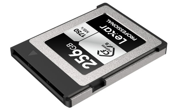 Lexar CFexpress Pro Silver Serie R1750/W1300 256GB -muistikortti, jonka kapasiteetti on 256 Gt ja lukunopeus 1750 MB/s, näkyy vinossa vaalealla taustalla.