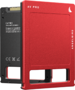 Punamusta ANGELBIRD AV PRO MK3 1TB SSD -levy on osittain liu'utettu kotelostaan, jolloin aseman liitin ja etiketti paljastuvat.